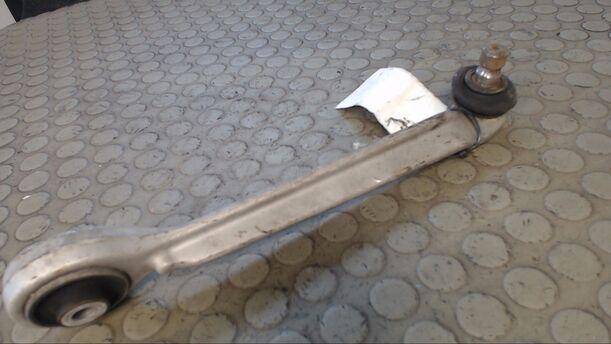 Foto: QUERLENKER OBEN VORN RECHTS eines Audi A4 1.8