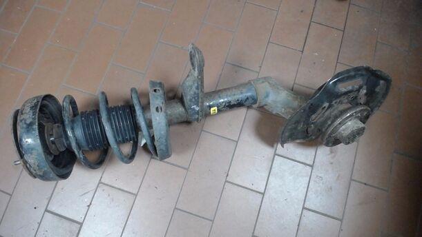 Foto: FEDERBEIN VORN LINKS eines Opel Ascona c