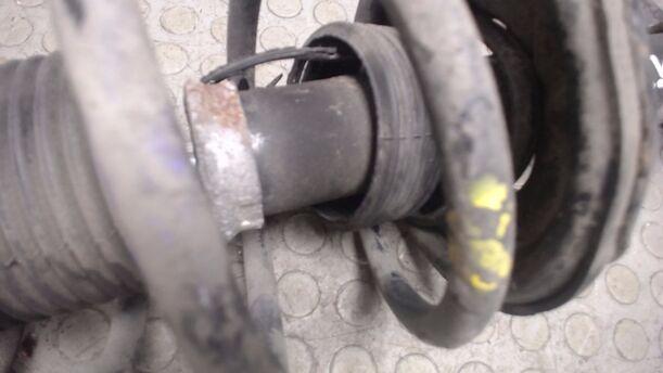 Foto: FFEDERBEIN VORN RECHTS eines Nissan Sunny Traveller s