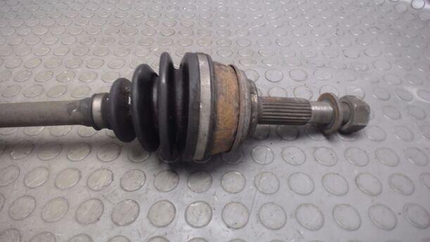 Foto: ANTRIEBSWELLE LINKS eines Nissan Almera 1.4