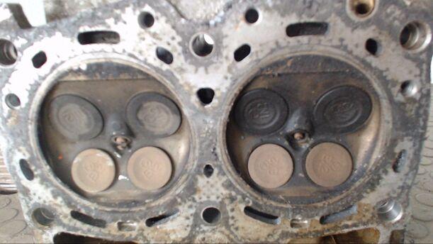 Foto: ZYLINDERKOPF 1. REIHE eines Subaru Impreza 2.0 4WD