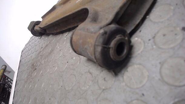 Foto: QUERLENKER VORN LINKS (17mm Traggelenk) eines VW GOLF L