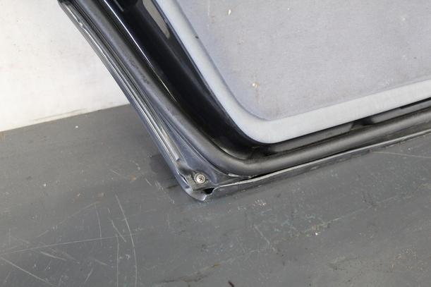 Foto: TÜR HINTEN LINKS eines Mercedes-Benz 250 TD