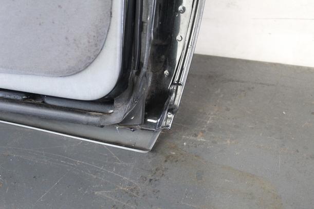 Foto: TÜR HINTEN LINKS eines Mercedes-Benz 250 TD