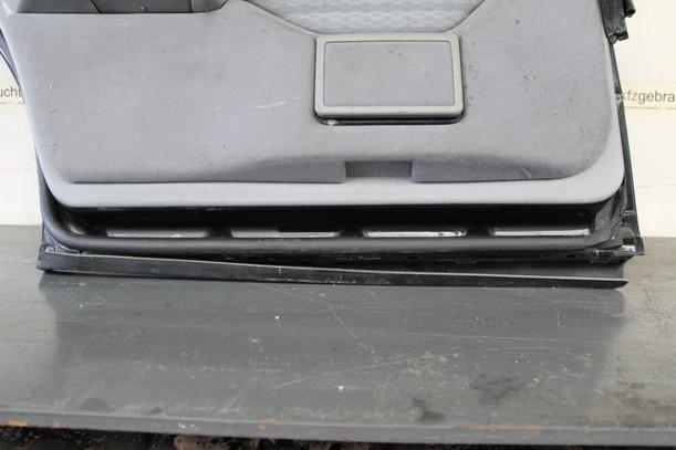 Foto: TÜR HINTEN LINKS eines Mercedes-Benz 250 TD