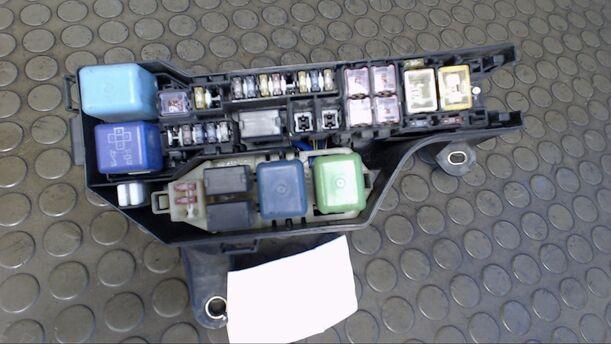 Foto: SICHERUNGSKASTEN MOTORRAUM eines Lexus IS 200 Comfort