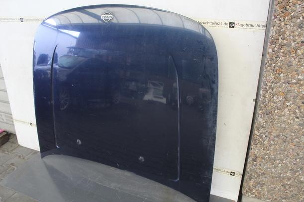 Foto: MOTORHAUBE eines Nissan 100
