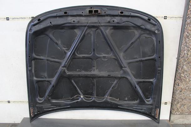Foto: MOTORHAUBE eines Nissan 100