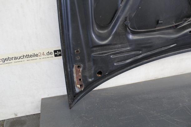 Foto: MOTORHAUBE eines Nissan 100