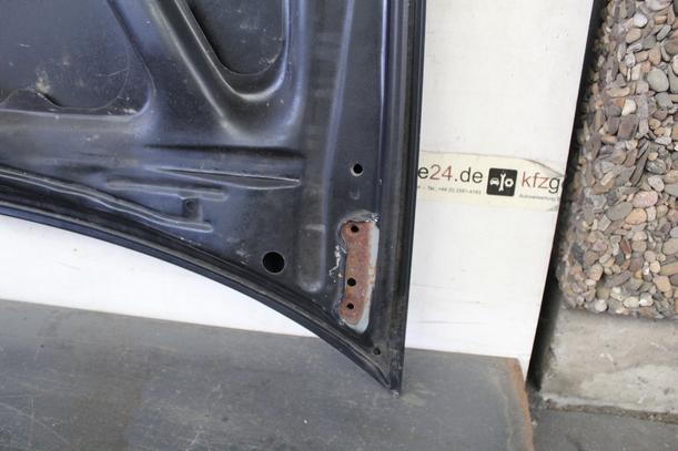 Foto: MOTORHAUBE eines Nissan 100