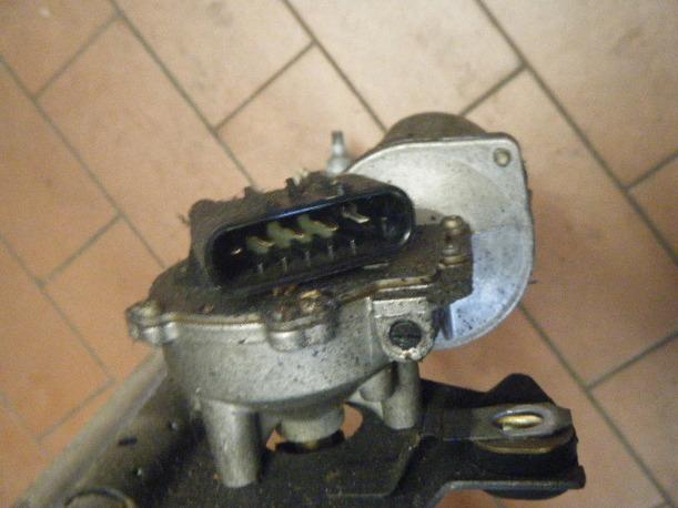 Foto: SCHEIBENWISCHERMOTOR VORN eines Opel Omega GRI