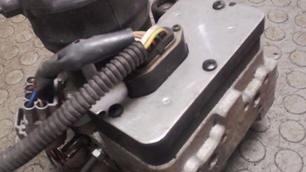 Foto: HAUPTBREMSAGGREGAT ABS eines Toyota Corolla 1.4