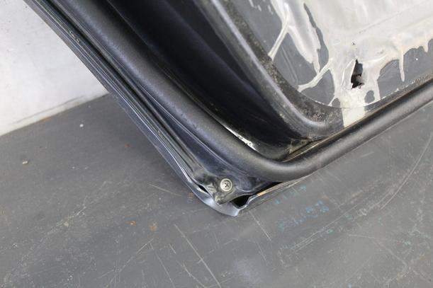 Foto: TÜR HINTEN LINKS eines Mercedes-Benz E 280 T