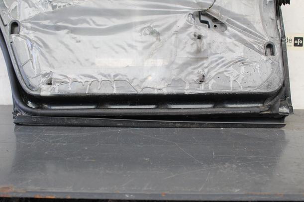 Foto: TÜR HINTEN LINKS eines Mercedes-Benz E 280 T