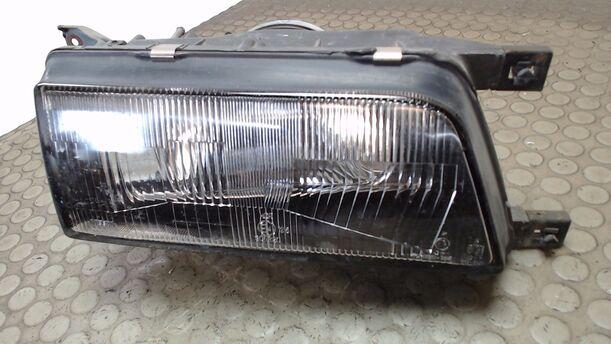 Foto: SCHEINWERFER  RECHTS eines Nissan Sunny Grand Prix