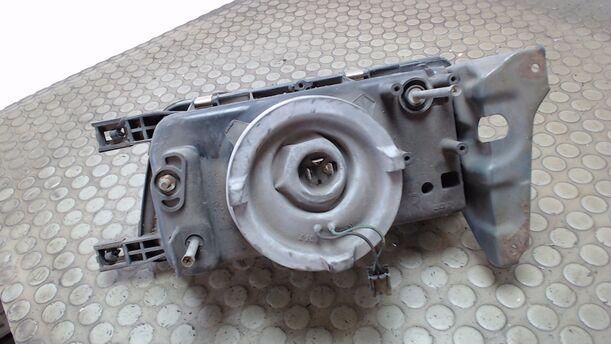 Foto: SCHEINWERFER  RECHTS eines Nissan Sunny Grand Prix