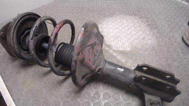 Foto: FEDERBEIN VORN LINKS eines Mazda 323 1.4i SLX