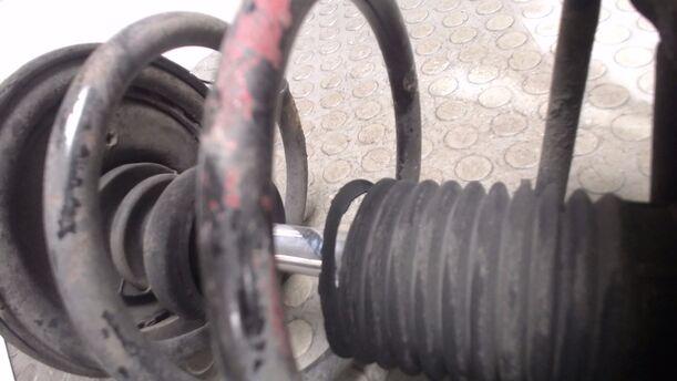 Foto: FEDERBEIN VORN LINKS eines Mazda 323 1.4i SLX