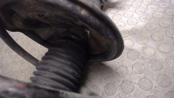 Foto: FEDERBEIN VORN LINKS eines Mazda 323 1.4i SLX