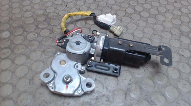 Foto: SCHIEBEDACHMOTOR eines Mitsubishi Space Runner 1800 LX