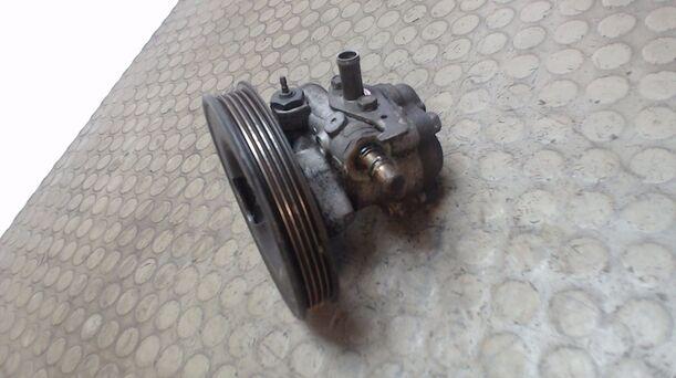 Foto: LENKGETRIEBEPUMPE / SERVOPUMPE eines Mitsubishi Space Runner 1800 LX