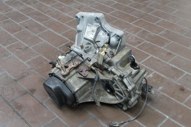 Foto: SCHALTGETRIEBE 5-GANG eines Mazda 323 S 1.5 LX