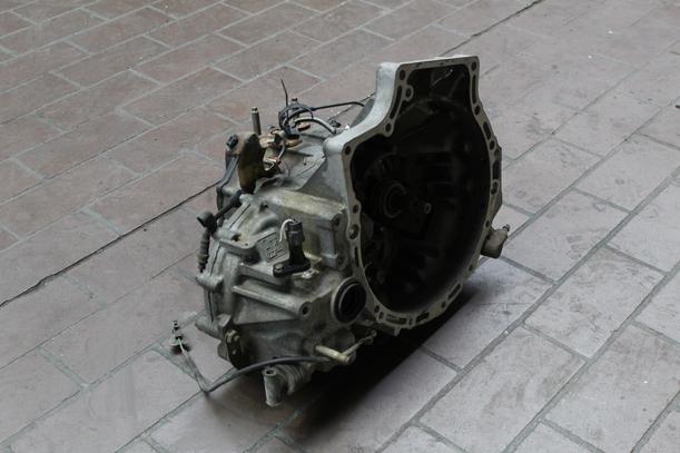Foto: SCHALTGETRIEBE 5-GANG eines Mazda 323 S 1.5 LX