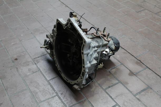 Foto: SCHALTGETRIEBE 5-GANG eines Mazda 323 S 1.5 LX