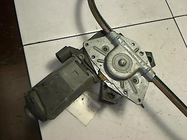 Foto: FENSTERHEBER ELEKTR. VORN LINKS (4/5-TÜRER) eines Renault R 19 1.8s LX