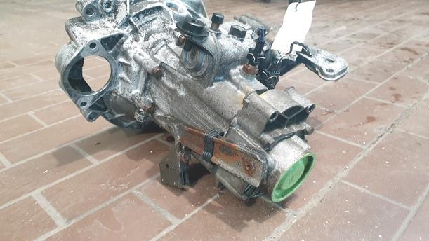 Foto: SCHALTGETRIEBE 5-GANG  CZA eines VW Golf 1.4 CL