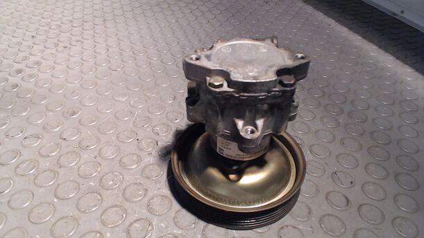 Foto: LENKGETRIEBEPUMPE / SERVOPUMPE eines Fiat Marea 1.8 16V Weekend Start