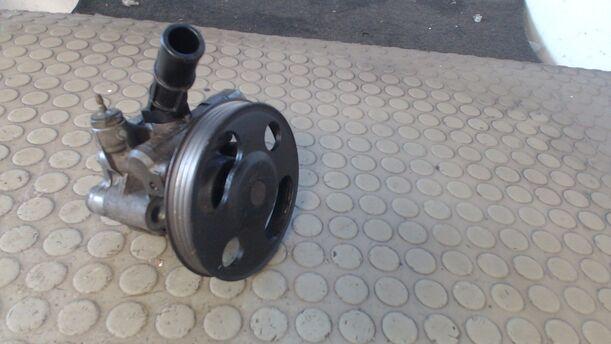 Foto: SERVOPUMPE / LENKGETRIEBEPUMPE eines Mazda 323 F 1.5 Start