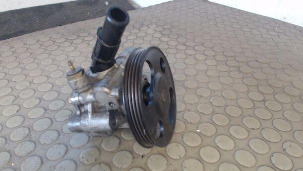 Foto: SERVOPUMPE / LENKGETRIEBEPUMPE eines Mazda 323 S 1.5 Start