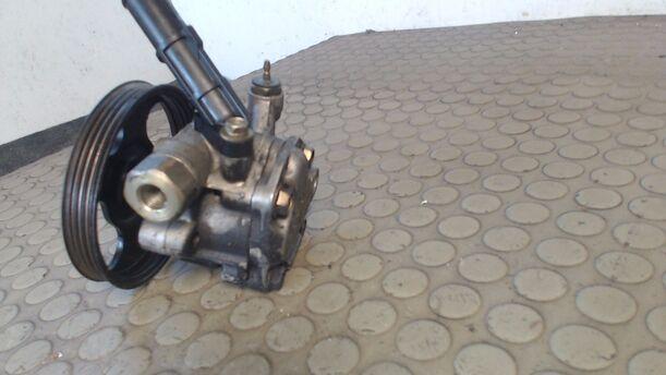 Foto: SERVOPUMPE / LENKGETRIEBEPUMPE eines Mazda 323 S 1.5 Start