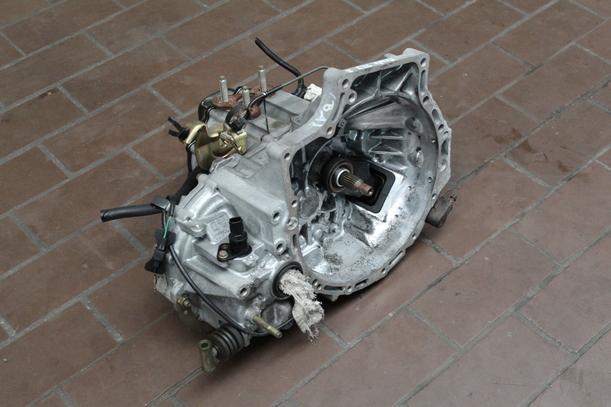 Foto: SCHALTGETRIEBE 5-GANG eines Mazda 323 S 1.5 Start