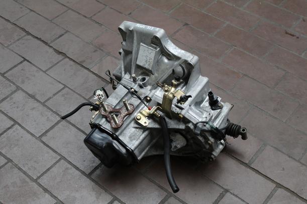 Foto: SCHALTGETRIEBE 5-GANG eines Mazda 323 S 1.5 Start
