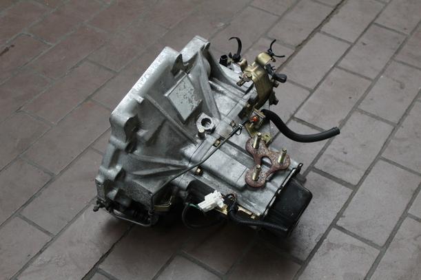 Foto: SCHALTGETRIEBE 5-GANG eines Mazda 323 S 1.5 Start