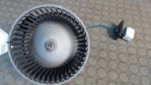 Foto: GEBLÄSEMOTOR / HEIZUNGSGEBLÄSE eines Mazda 323 F 1.9i 16V Start
