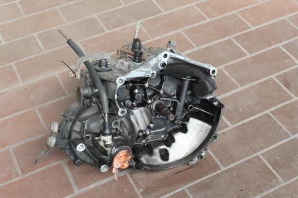 Foto: SCHALTGETRIEBE 5-GANG eines Peugeot 106 D Start