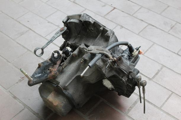 Foto: SCHALTGETRIEBE 5-GANG eines Peugeot 106 D Start