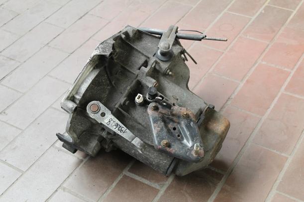 Foto: SCHALTGETRIEBE 5-GANG eines Peugeot 106 D Start