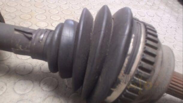 Foto: ANTRIEBSWELLE LINKS eines Alfa Romeo 146 1.6 Twin Spark Flair