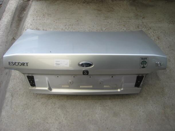 Foto: HECKKLAPPE / HECKDECKEL eines Ford Escort 16V