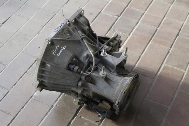 Foto: SCHALTGETRIEBE 5-GANG eines Ford Fiesta Courier Ghia