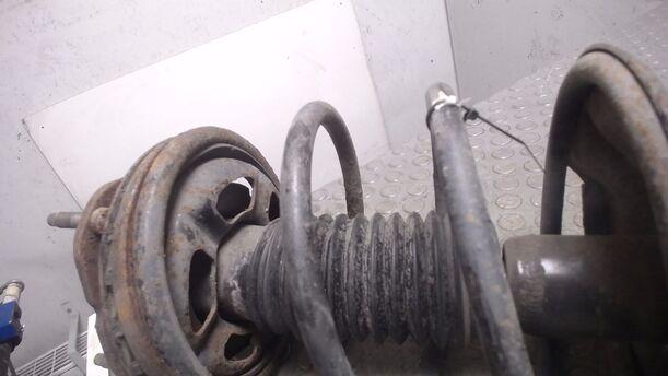 Foto: FEDERBEIN VORN LINKS eines Mazda 626 2.0i