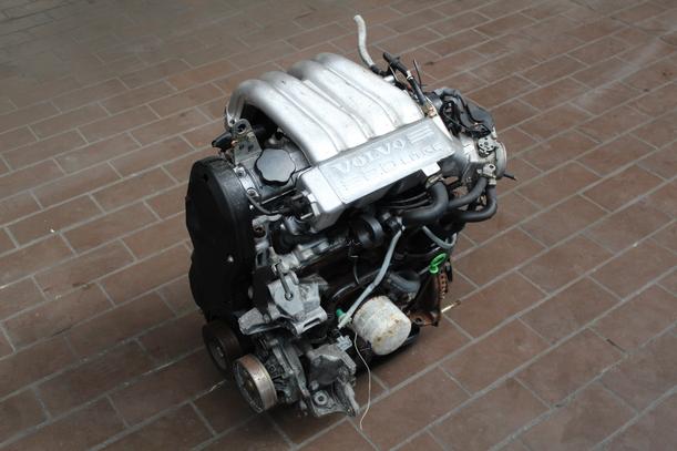 Foto: MOTOR 320F eines Volvo 460 2.0i