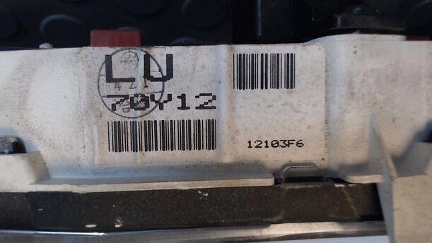Foto: TACHOEINHEIT / KOMBIINSTRUMENT eines Nissan 100