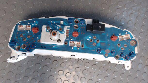 Foto: TACHOEINHEIT / KOMBIINSTRUMENT eines Nissan 100