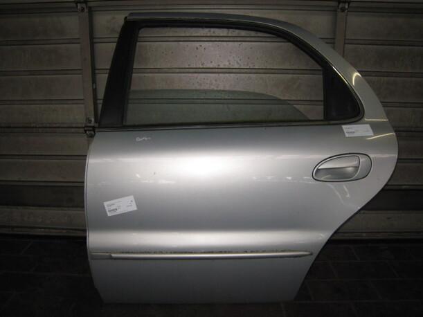 Foto: TÜR HINTEN LINKS eines Kia Clarus