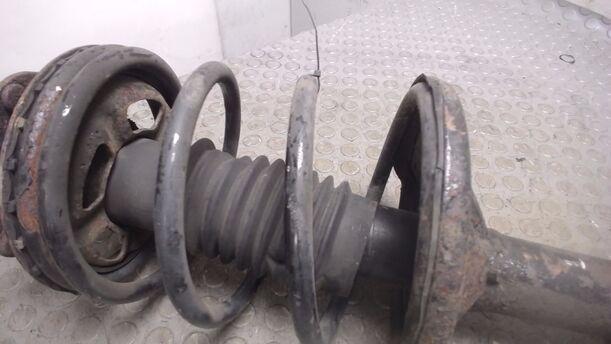 Foto: FEDERBEIN VORN LINLS eines Kia Clarus